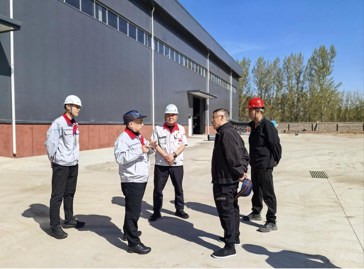 筑牢安全防線 情暖堅(jiān)守初心 ——華翔集團(tuán)黨委書記、董事長(zhǎng)王春翔深入工廠開展慰問巡查工作